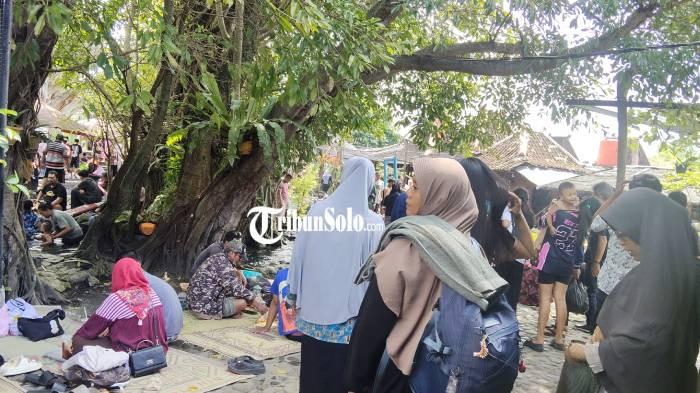 RAMAI. Suasana Umbul Kemanten, Desa Sidowayah, Kecamatan Polanharjo Kabupaten Karanganyar pada H+1 Lebaran diserbu wisatawan, Minggu (22/3/2026). Lalu lintas di kawasan ini juga terpantau padat.
