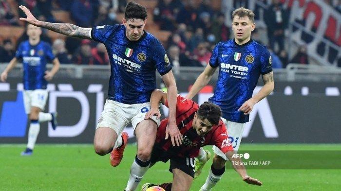 KEYAKINAN ALESSANDRO BASTONI - Gelandang AC Milan Spanyol Brahim Diaz (tengah) berebut bola dengan bek Inter Milan Alessandro Bastoni (kiri) dan Nicolo Barella (kanan) pada Desember 2023. (ARSIP DOKUMENTASI DESEMBER 2023)