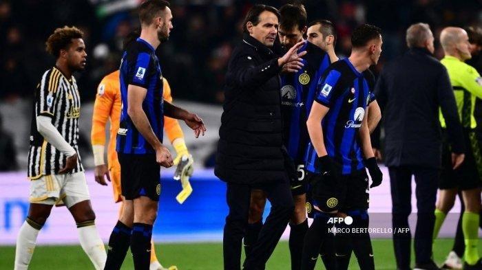 RENCANA SIMONE INZAGHI - Pelatih Inter Milan asal Italia Simone Inzaghi berbicara dengan para pemainnya di penghujung pertandingan sepak bola Serie A Italia antara Juventus dan Inter Milan pada 26 November 2023 di Stadion Allianz di Turin. (Foto Arsip, November 2023) (MARCO BERTORELLO / AFP)