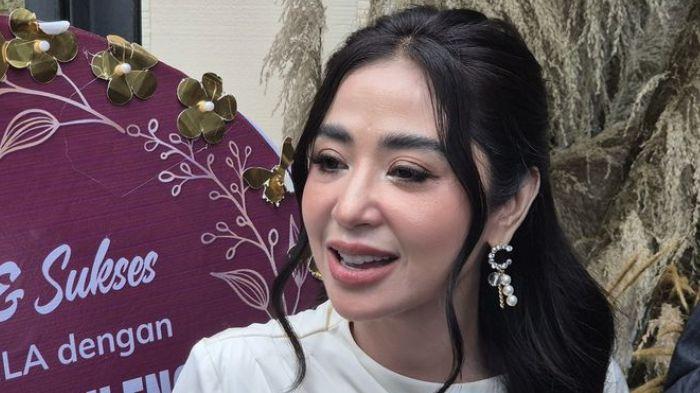 TOLAK INARA - Dewi Perssik saat ditemui di kawasan Senayan, Jakarta Selatan, Senin (16/2/2026). Dewi Perssik menolak Inara Rusli menjadi bintang tamu di acara Pagi-pagi Ambyar yang dipandunya.