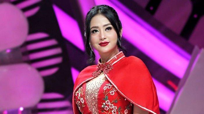 THR DEWI PERSSIK - Jawaban Dewi Perssik dihujat bagi-bagi THR Rp10 ribu di kampung halamannya.