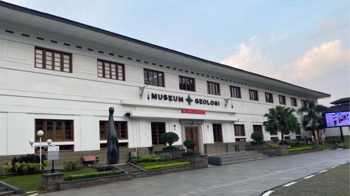 MUSEUM GEOLOGI - Museum Geologi yang menjadi destinasi edukatif. Sebagai tempat edukasi geologi di Indonesia, Museum Geologi Bandung menjadi salah satu destinasi dalam kegiatan study tour.