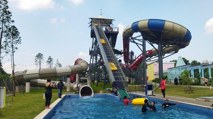 Salah satu wahana seluncuran ekstrem yang ada di Wahoo Waterworld.