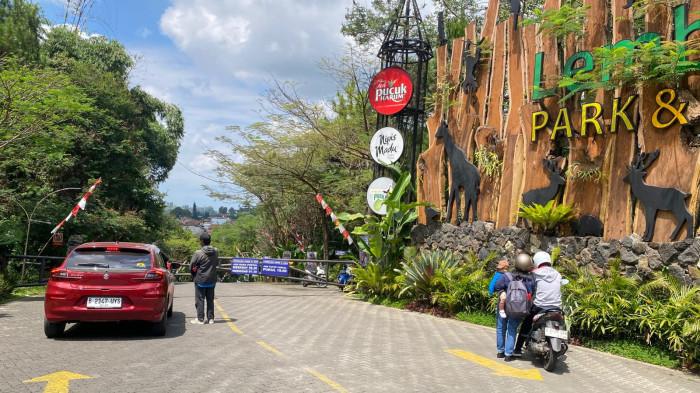 DITUTUP - Sejumlah pengunjung terpaksa membatalkan kunjungan ke Lembang Park and Zoo, Jumat 29 Agustus 2025 karena macan yang lepas belum ditemukan/Rahmat Kurniawan