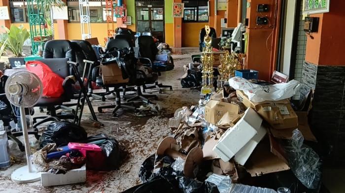 DITERJANG BANJIR - Kondisi SMAN 99 Jakarta usai diterjang banjir dengan ketinggian sekitar 1,5 meter, Ciracas, Jakarta Timur, Senin (23/3/2026). TRIBUNJAKARTA.COM/BIMA PUTRA