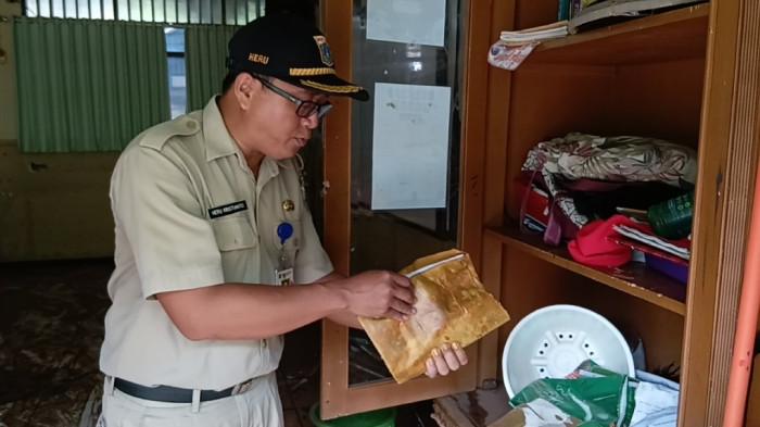 DITERJANG BANJIR - Kondisi SMAN 99 Jakarta usai diterjang banjir dengan ketinggian sekitar 1,5 meter, Ciracas, Jakarta Timur, Senin (23/3/2026). TRIBUNJAKARTA.COM/BIMA PUTRA