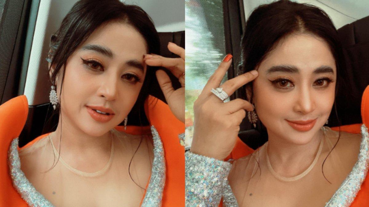 Pesona kecantikan Dewi Perssik.