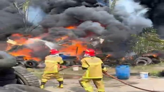 KEBAKARAN DI PALEMBANG -- Petugas pemadam kebakaran berjibaku memadamkan api kebakaran di Jalan Jenderal Sudirman, Palembang, Senin (23/3/2026). Kebakaran ini menghanguskan sebuah pabrik ban.
