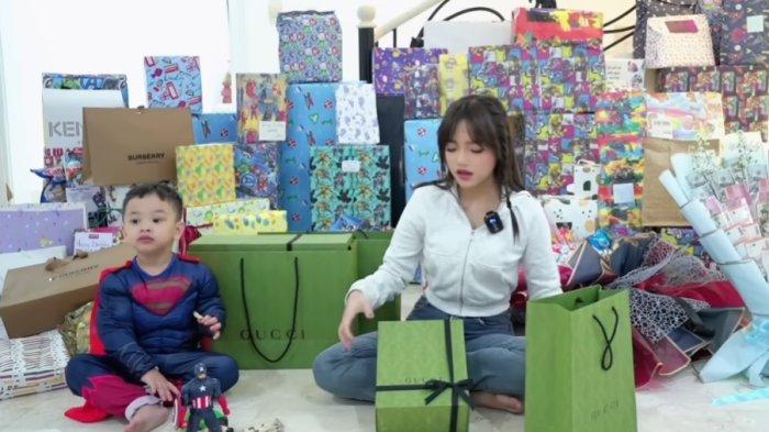 MASA DEPAN GALA - Potret Fuji dan Gala Sky membuka kado ultah (arsip 2025).