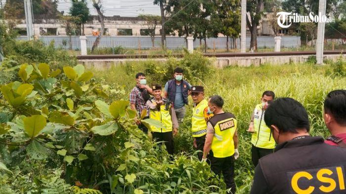 TEMUAN MAYAT - Penemuan mayat pria tanpa identitas, Senin (23/3/2026) sore. Jasad ditemukan dalam kondisi membusuk di dekat perlintasan rel kereta api di Jalan Hasanudin, Kelurahan Purwosari, Kecamatan Laweyan.
