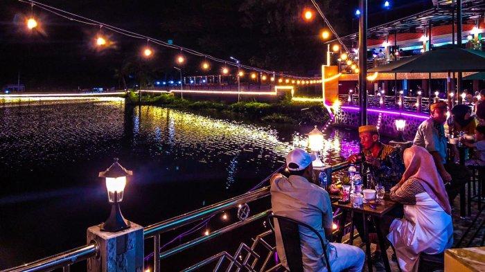 ONATO BY SWISS 18 - Suasana hangat soft opening Onato by Swiss 18 di tepi Danau Perintis, Rabu malam (21/5/2025). Kafe ini mengusung konsep alam terbuka yang menyatu dengan keindahan danau.