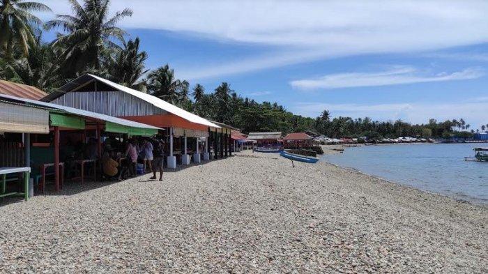 Pondok-pondok di Pantai Botutunuo jadi tempat berteduh bagi para pengunjung