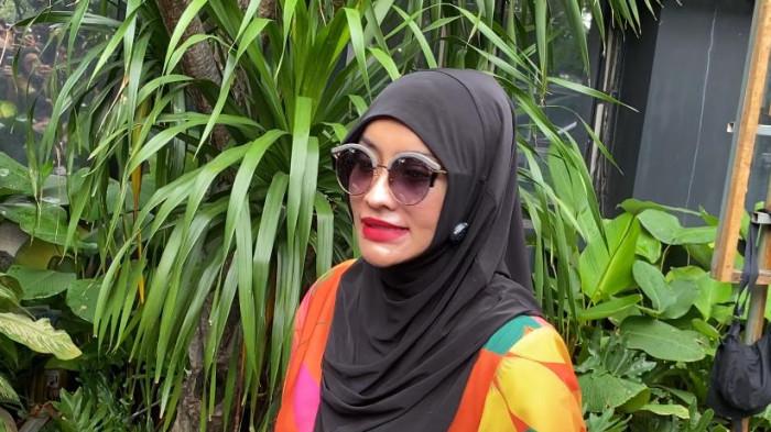 DOKTIF VS RICHARD LEE - Dokter kecantikan Samira Farahnaz atau Dokter Detektif (Doktif) ditemui di Polda Metro Jaya, Kamis (19/2/2026). Doktif menanggapi kehadiran Richard Lee yang mengklaim produknya halal dan memiliki izin BPOM. (Tribunnews.com/Fauzi Alamsyah).