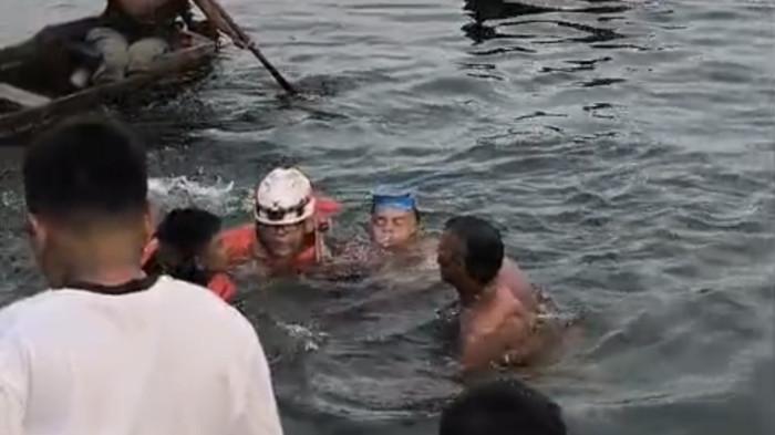 PENCARIAN KORBAN TENGGELAM - Penampakan saat petugas menemukan korban tenggelam dan menggotong ke tepi Danau Singkarak, Kabupaten Solok, Senin (23/3/2026) pukul 17:00 WIB. Ketua Pemuda Jorong Tangah XX, Erwin sebut kejadian bermula saat keluarga hendak makan di tepi Danau Singkarak, dan meminta anaknya mencuci tangan di tepi danau.