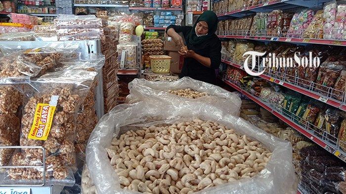 Penampakan kacang mete khas Wonogiri yang banyak diserbu masyarakat ketika bulan Ramadan dan lebaran.