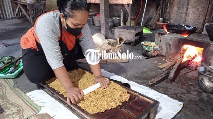 Proses pembuatan geti wijen secara tradisional di Wonogiri