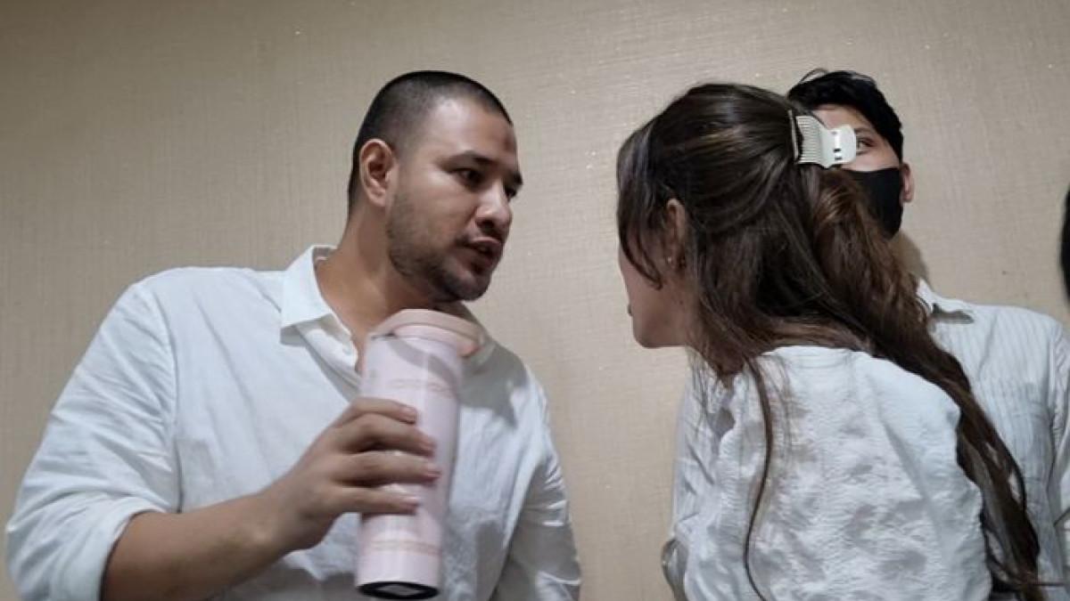 Potret Ammar Zoni bersama Dokter Kamelia di Pengadilan Negeri Jakarta Pusat, Kamis (18/12/2025). Kabar putusnya hubungan keduanya membuat publik terkejut.