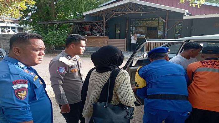 Personel Pospam Tanjung Kelayang membantu evakuasi wisatawan tenggelam di Pantai Tanjung Kelayang pada Selasa (24/3/2026). 