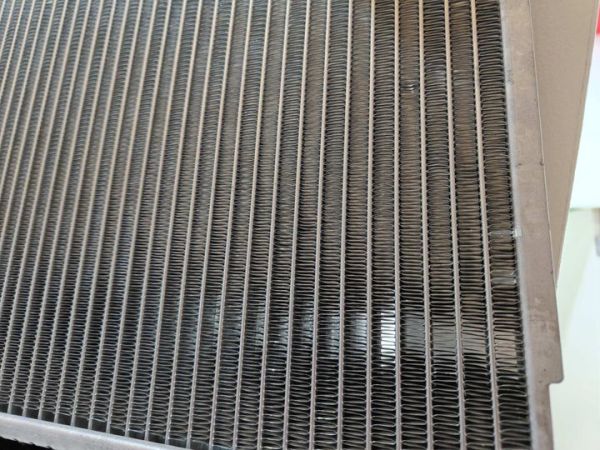 Ilustrasi kisi-kisi radiator mobil