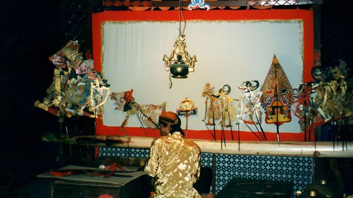 PEMENTASAN WAYANG- Ilustrasi sebuah pementasan wayang kulit, dimana seorang dalang bersiap untuk menampilkan sebuah pertunjukan.