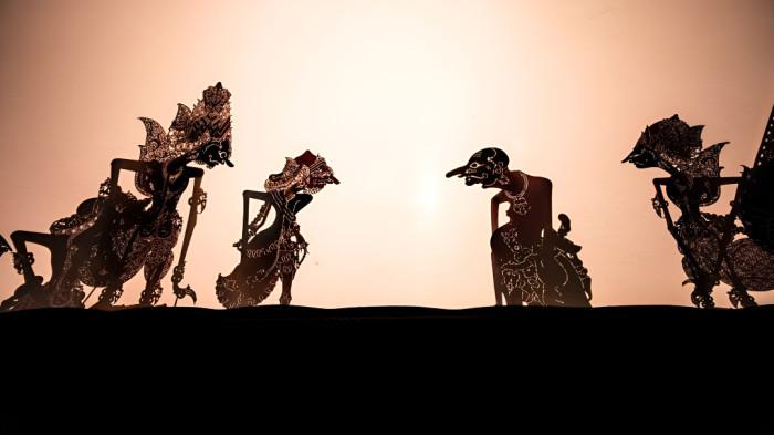PERTUNJUKAN WAYANG- Ilustrasi sebuah pertunjukan wayang yang merupakan bagian dari kesenian masyarakat Jawa. Kesenian ini bertahan hingga sekarang.