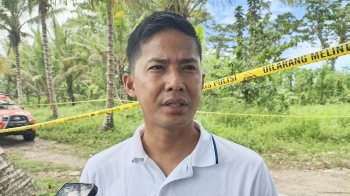 KASAT RESKRIM - Kasat Reskrim Polresta Manokwari, AKP Agung Gumara Samosir, diwawancarai media di sekitar lokasi kejadian di Pantai Amban Kampung Petrus Kafiar Manokwari, Kamis (5/3/2026)