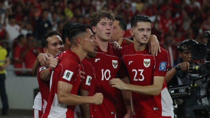 GOL OLE - Para pemain Timnas Indonesia mengerubuti Ole Romeny setelah membobol gawang China di Kualifikasi Piala Dunia 2026 di SUGBK, Kamis 5 Juni 2025.