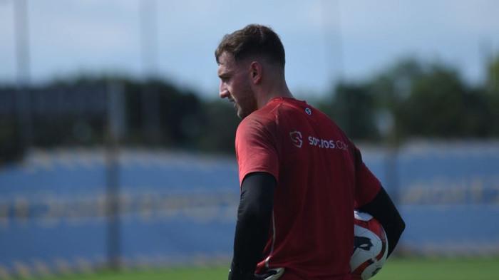 Penjaga gawang Persib Bandung, Adam Przybek, kembali dipastikan belum bisa ambil bagian ketika Maung Bandung dijadwalkan melawat ke markas PSIM Yogyakarta pada Minggu, 24 Agustus 2025 mendatang.