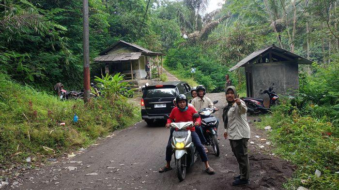 PATROLI LOKASI WISATA - Anggota Satpol PP Kabupaten Tasikmalaya tengah berpatroli di area wisata kolam pemandian air panas Citiis Padakembang, Kabupaten Tasikmalaya, Rabu (25/3/2026).