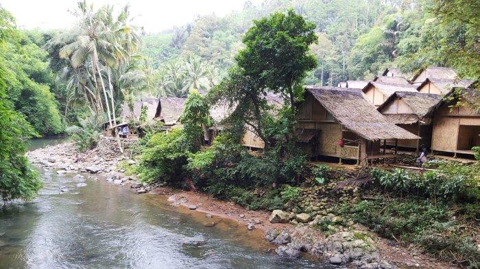 Suasana Kampung Gajebo, di Baduy Luar tampak asri dan syahdu. Perpaduan rumah-rumah kayu, pepohonan hijau, dan sungai yang masih alami, lokasi ini cocok untuk healing, atau tempat untuk merefreshkan diri dari ingar bingar perkotaan.