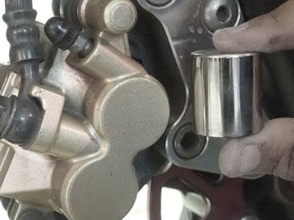 Trik bersihkan piston kaliper rem motor