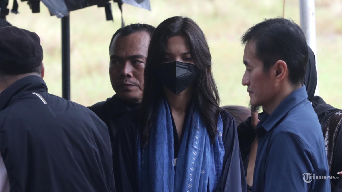 PEMAKAMAN VIDI ALDIANO - Istri mendiang penyanyi Oxavia Aldiano atau Vidi Aldiano, Sheila Dara Aisha (tengah) menghadiri pemakaman suaminya di TPU Tanah Kusir, Jakarta, Minggu (8/3/2026). Vidi Aldiano meninggal dunia pada Sabtu (7/3) sore dalam usia 35 tahun setelah berjuang melawan sakit kanker selama beberapa tahun terakhir. TRIBUNNEWS/IRWAN RISMAWAN