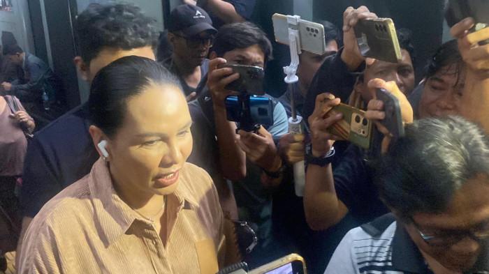 JADI SAKSI VADEL - Fitri Salhuteru hadir di Pengadilan Negeri Jakarta Selatan, Rabu (13/8/2024). Kehadirannya sebagai saksi meringankan dari Vadel Badjideh dalam kasus persetubuhan anak di bawah umur. (Tribunnews.com/Fauzi Alamsyah).