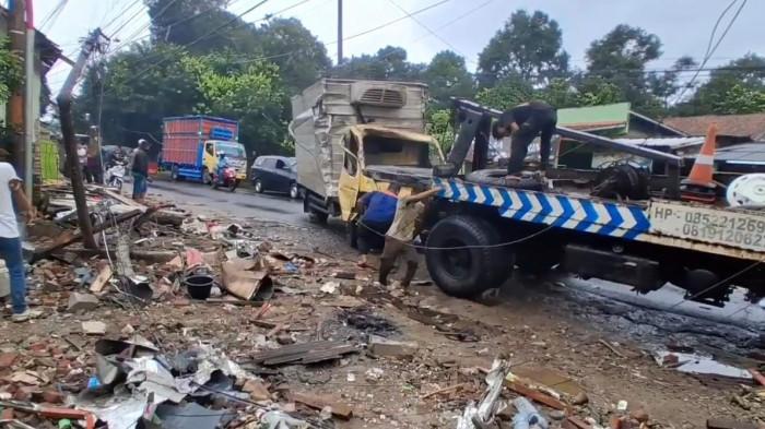 EVAKUASI - Polisi dan petuga menevakuasi truk pengangkut telur yang tabrak waruing di Jalan Raya Lengkong, Desa Lengkong, Kecamatan Cipendeuy, Kabupaten Subang, Kamis (26/3/2026). Dalam kecelakaan ini, satu korban meninggal di tempat.
