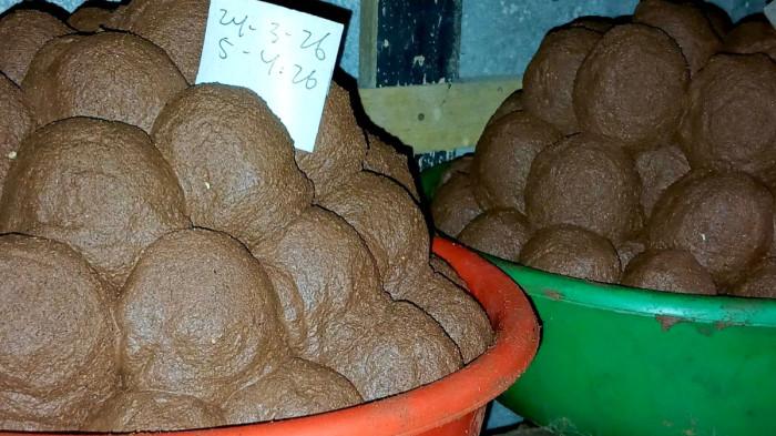 TELUR ASIN MASIR - Tumpukan  telur asin merek 'Telur Asin Nusantara' dalam proses pengeraman saat dibalut adonan bata basah yang sudah dicampur garam dan air di kediaman pengusaha UMKM Sutarni, Jaten, Karanganyar hari ini Kamis(26/3/2026). Mbah Tarni bagikan rahasia cara membuat telur asin masir dan tahan lama.