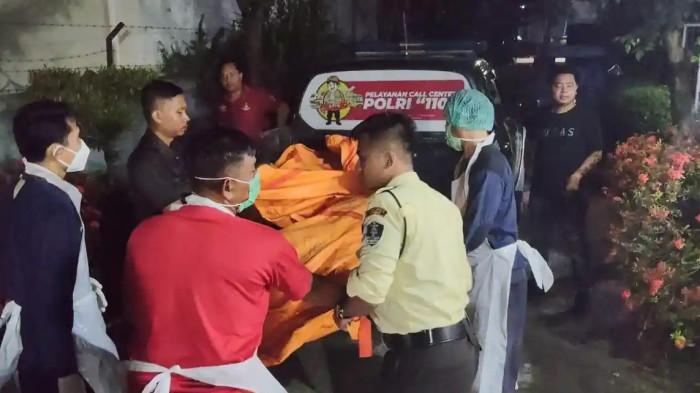 MAYAT DI MASJID - Petugas RSUD Brebes mengevakuasi dua jenazah yang ditemukan di atap Masjid Miftahul Jannah, Desa Pangaradan,   Tanjung,  Brebes, Jawa Tengah, Rabu (26/2/2026) malam.