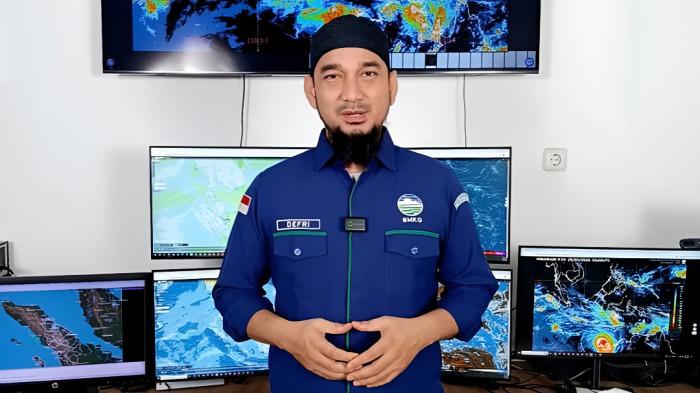 PRAKIRAAN CUACA- Prakirawan Cuaca BMKG Wilayah I Medan, Defri Mandoza saat menjelaskan prakiraan cuaca di Sumut.