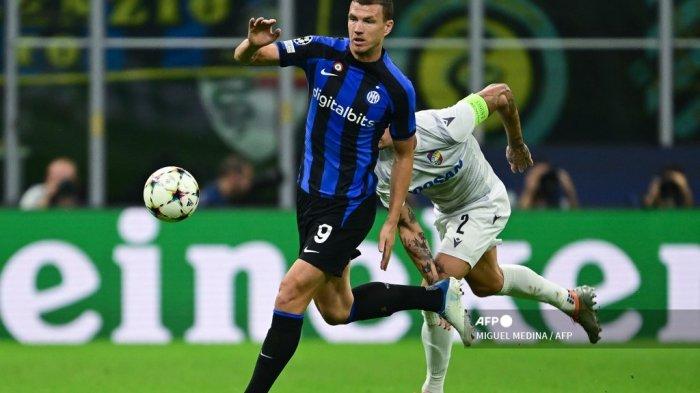 Pemain depan Inter Milan asal Bosnia Edin Dzeko (kiri) berebut bola dengan bek Viktoria Plzen dari Ceko Lukas Hejda (kanan) selama pertandingan sepak bola Grup C Liga Champions UEFA antara Inter Milan dan Viktoria Plzen di stadion Giuseppe-Meazza (San Siro) di Milan , pada 26 Oktober 2022.MIGUEL MEDINA / AFP