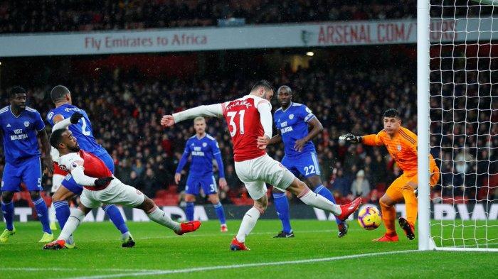 Aksi pemain Arsenal, Sead Kolasinac (ketiga kanan) di depan gawang Cardiff City dalam laga pekan ke-24 Liga Inggris di Stadion Emirates, London, Rabu (30/1/2019) dini hari WIB.