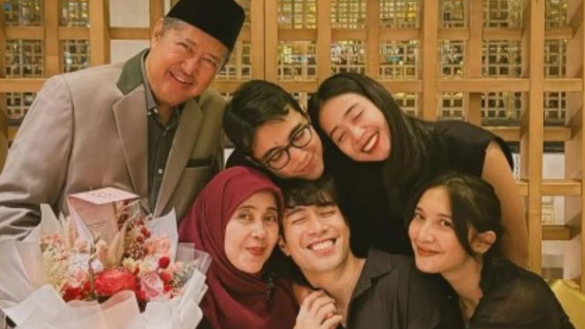 Memasuki hari ke-20 sejak kepergian Vidi Aldiano, Sheila Dara diketahui masih larut dalam suasana duka.