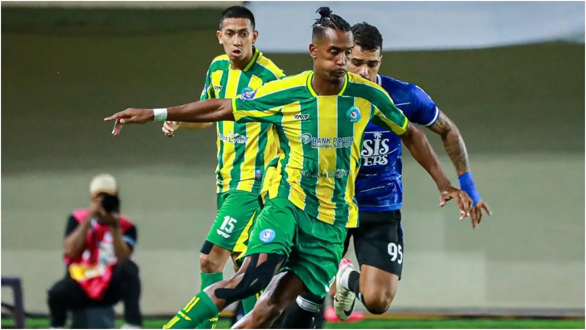 CUPLIKAN LAGA - Potret duel di laga PSBS Biak kontra Persijap Jepara digelar di Stadion Maguwoharjo, Sleman, Yogyakarta pada Kamis, 27 November 2025 pukul 19.00 WIB.