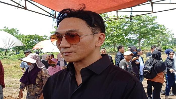 IBU ANJI MENINGGAL -  Penyanyi Anji mengantarkan sang ayah ke peristirahatan terakhir di TPU Mangun Jaya, Tambun, Bekasi, Selasa (16/1/2024). Anji mengungkapkan riwayat penyakit sang ibunda meninggal dunia.