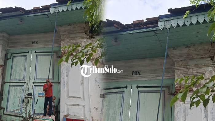 RUSAK. Kondisi Atap Pintu Gapit Barat Keraton Kasunanan Surakarta ambrol pada Jumat (27/3/2026).Atap tersebut ambrol lantaran sudah rapuh.