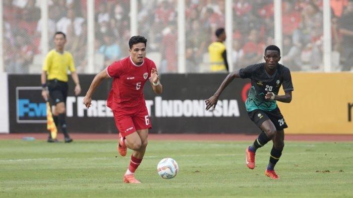 Pesepak bola Timnas Indonesia Ragnar Oratmangoen berebut bola dengan pesepak bola Tanzania saat pertandingan uji coba di Stadion Madya Senayan Jakarta, Minggu (2/5/2024). Pertandingan ini sebagai pemanasan jelang kualifikasi Piala Dunia 2026 zona Asia melawan Irak dan Filipina.