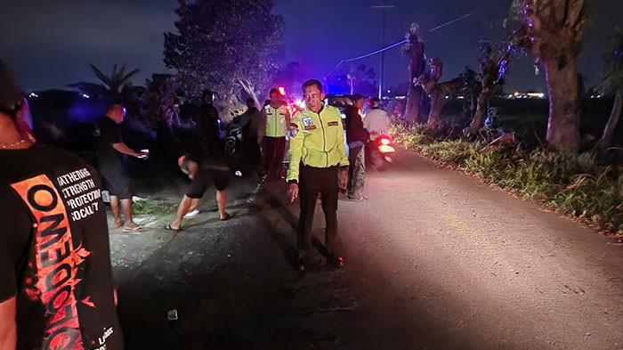 ADU BANTENG - Petugas Satlantas Polres Karanganyar sedang mengecek lokasi kecelakaan adu banteng antara Honda Beat dan Honda Scoopy di Jalan Tasikmadu-Kaling Karanganyar, Jum'at (27/3/2026) malam. Insiden yang melibatkan motor Honda Beat dan Honda Scoopy itu menyebabkan satu pengendara meninggal dunia.