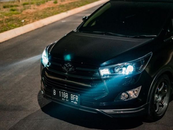 Ilustrasi sorot lampu mobil