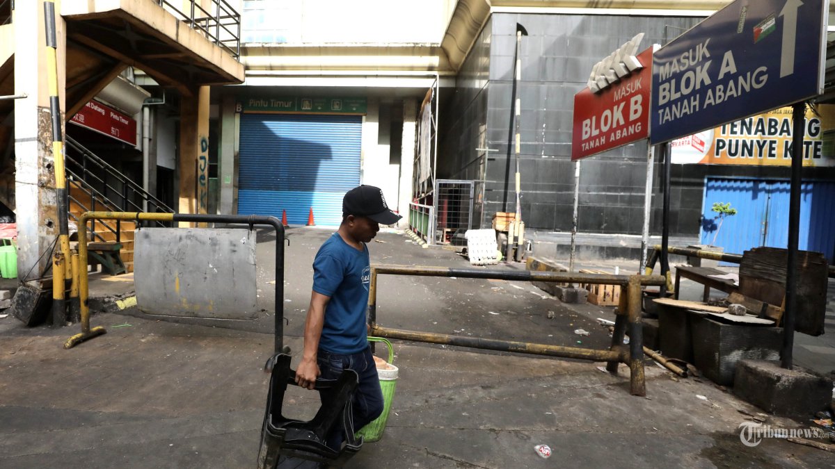 PASAR TANAH ABANG - Warga beraktivitas di Pasar Tanah Abang, Jakarta, Senin (23/3/2026). 