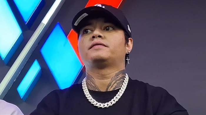 REZA ARAP MENIKAH - Reza Arap punya keinginan untuk bisa menikah dan membangun rumah tangga setelah hampir tiga tahun bercerai dengan Wendy Walters. Reza Arap saat ditemui di kawasan Glodok Jakarta Pusat, Jumat (25/4/2025).