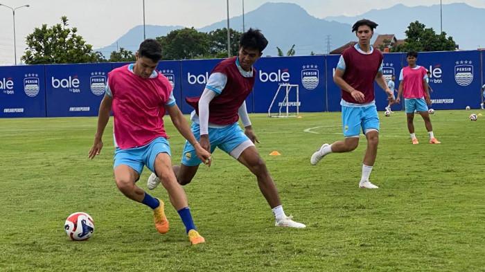 AMANKAN BOLA - Federico Barba mengamankan bola dari kawalan Kakang Rudianto dalam sesi latihan setelah libur Lebaran di lapangan pendamping Stadion Gelora Bandung Lautan Api (GBLA), Rabu (25/3/2026).