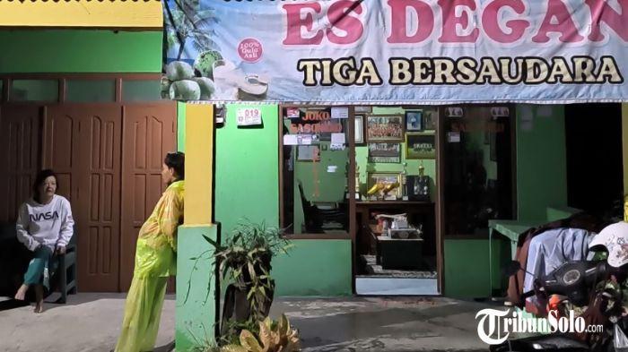 IBUNDA DONY - Saparti, ibunda Donny Tri Pamungkas saat ditemui di rumah di Dukuh Tegalrejo, Desa Gumukrejo, Kecamatan Teras, Kabupaten Boyolali, Sabtu (28/3/2026). Meski sang anak kini bersinar di level internasional, sang ibu, Saparti tetap menjalani kehidupan sederhana dengan berjualan es kelapa di rumahnya.